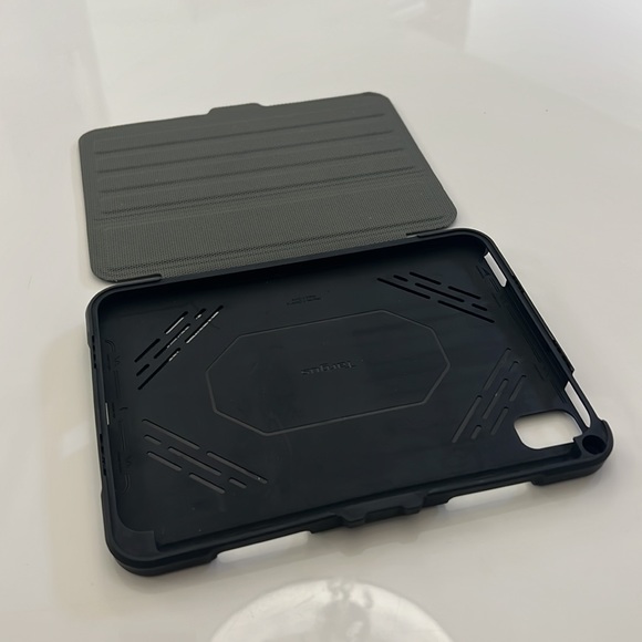 Targus black case for iPad 10th generation 10.9 inch - Picture 2 of 3